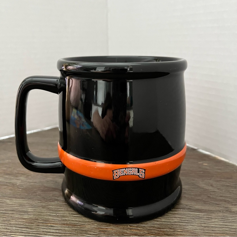 Cincinnati Bengals NFL Licensed Black & Orange Ceramic Coffee Mug - Picture 2 of 6